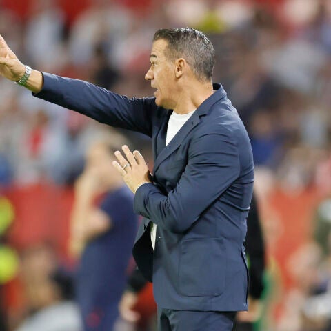El entrenador del Sevilla, Luis García Plaza, durante el encuentro de la jornada 10 de LaLiga que Sevilla FC y Atlético Osasuna disputan este lunes en el estadio Sánchez-Pizjuán, en Sevilla.