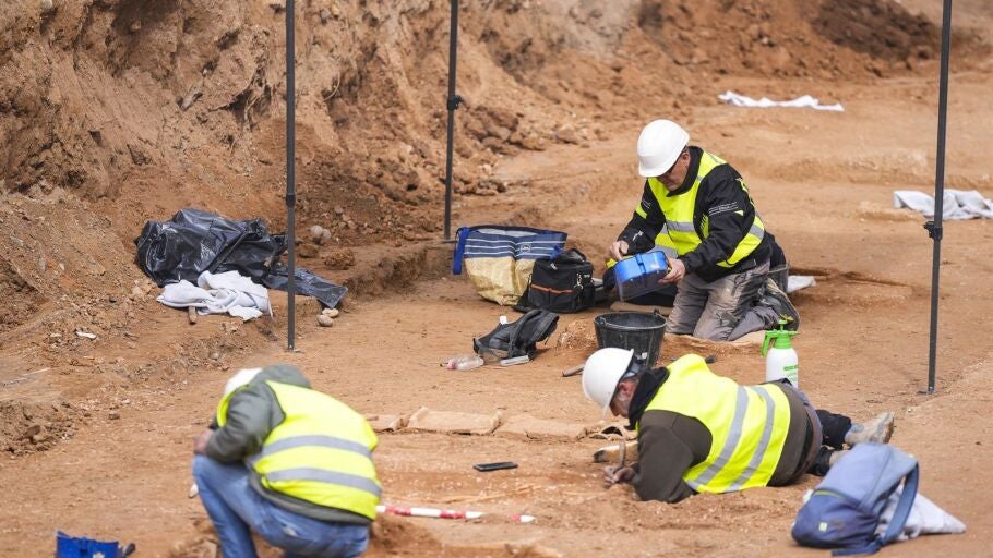 Continúan los trabajos para recuperar de la fibra óptica en la Macarena tras incidencia en las obras del metro 