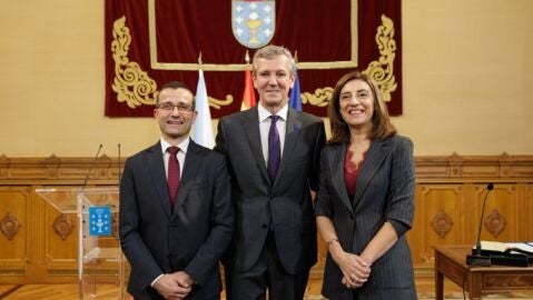 O presidente da Xunta, Alfonso Rueda, e os novos conselleiros de Medio Ambiente, Nicol&aacute;s V&aacute;zquez, e Pol&iacute;tica Social, &Aacute;ngeles V&aacute;zquez. Foto: Xunta