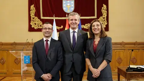 O presidente da Xunta, Alfonso Rueda, e os novos conselleiros de Medio Ambiente, Nicolás Vázquez, e Política Social, Ángeles Vázquez. Foto: Xunta O presidente da Xunta, Alfonso Rueda, e os novos conselleiros de Medio Ambiente, Nicolás Vázquez, e Política Social, Ángeles Vázquez. Foto: Xunta