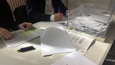 Imagen de archivo de una mesa electoral.