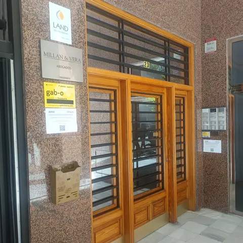 Portal de acceso a la clínica ‘Gab-o’, de la cadena Oralis, que ha cerrado de forma repentina en Elche.