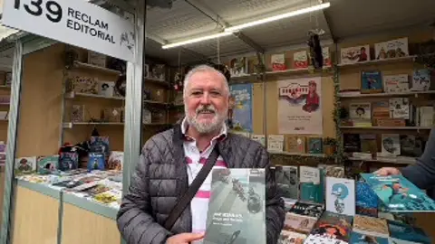 Bernat Montagud con su nuevo libro sobre Segrelles Bernat Montagud con su nuevo libro sobre Segrelles