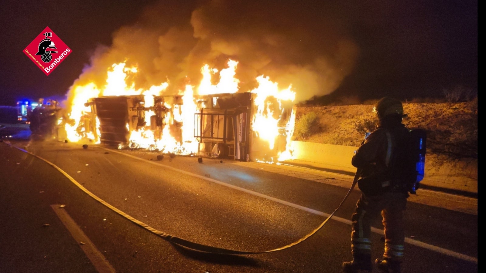 Fallece en Villena el conductor de un camión tras volcar e incendiarse un camión en la A-33. Fallece en Villena el conductor de un camión tras volcar e incendiarse un camión en la A-33.