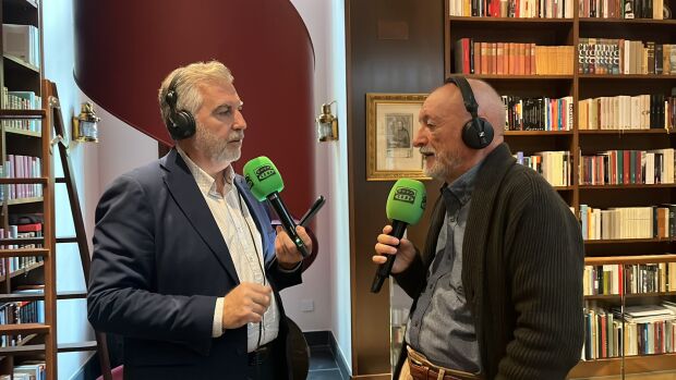 Carlos Alsina durante la entrevista a Arturo Pérez-Reverte