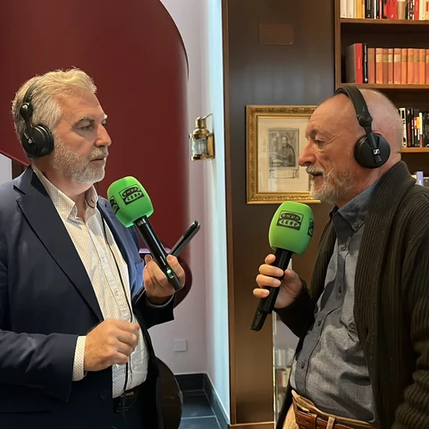 Carlos Alsina durante la entrevista a Arturo Pérez-Reverte