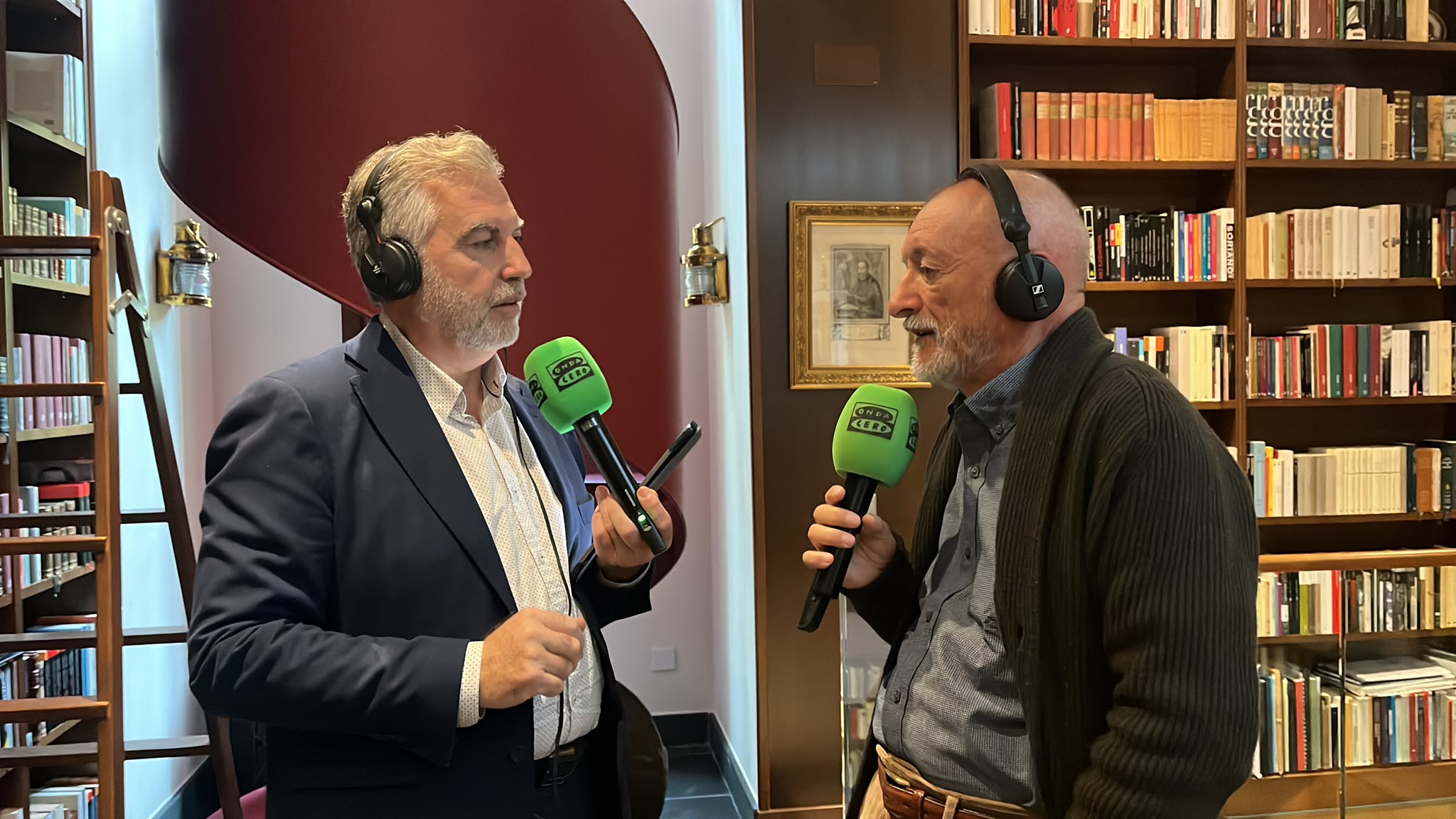 Carlos Alsina durante la entrevista a Arturo Pérez-Reverte Carlos Alsina durante la entrevista a Arturo Pérez-Reverte