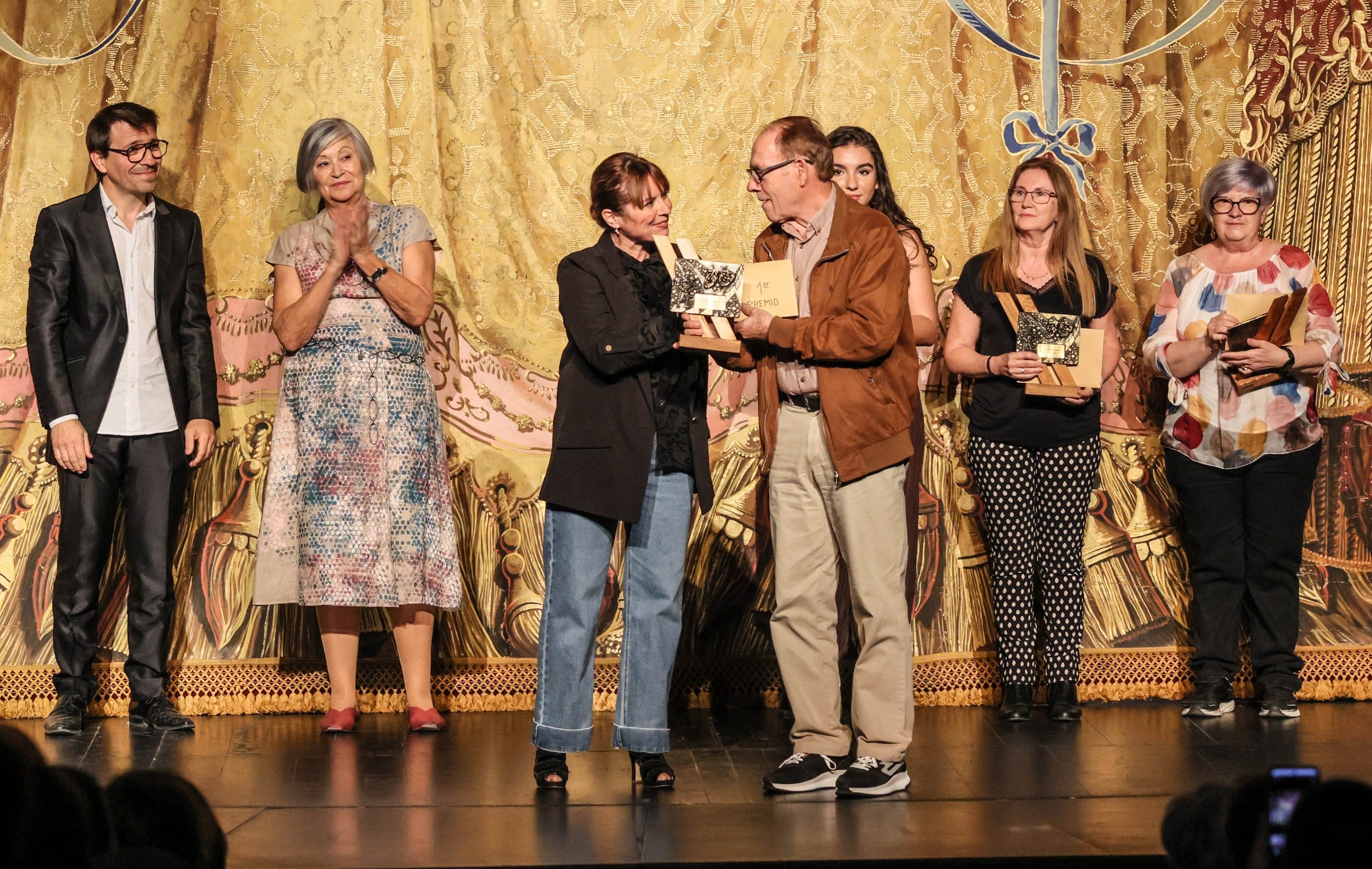 Elda clausura el certamen de teatro amateur 'Escena Elda' de este año con el grupo Comboi Mediterrani como triunfador. Elda clausura el certamen de teatro amateur 'Escena Elda' de este año con el grupo Comboi Mediterrani como triunfador.