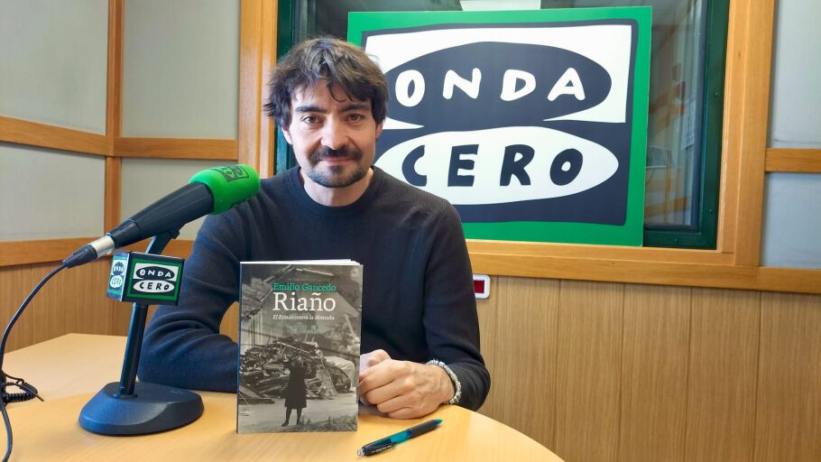 Emilio Gancedo con el libro 'Ria&ntilde;o, El Estado contra la monta&ntilde;a'