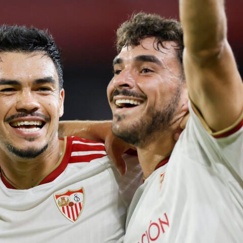 El delantero del Sevilla Isaac Romero (d) celebra tras conseguir el primer gol del equipo andaluz durante el encuentro de la Liga EA Sports que disputan este lunes Sevilla y Osasuna en el estadio Sánchez Pizjuán, en Sevilla. 