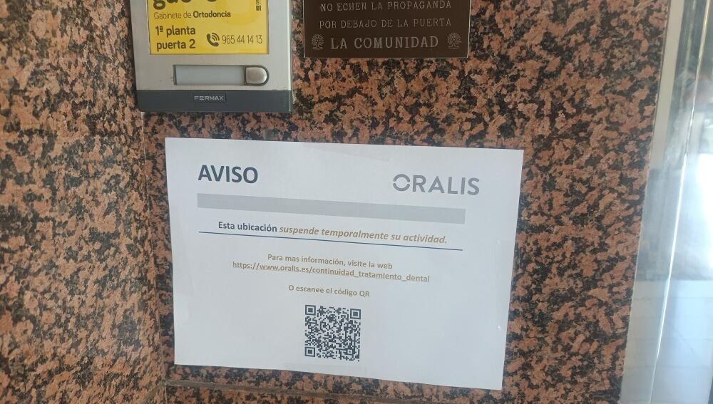 Portal de acceso a la clínica ‘Gab-o’, de la cadena Oralis, que ha cerrado de forma repentina en Elche.