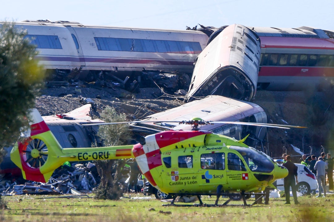 Los equipos de rescate trabajan en el lugar del accidente en Urda Los equipos de rescate trabajan en el lugar del accidente en Urda