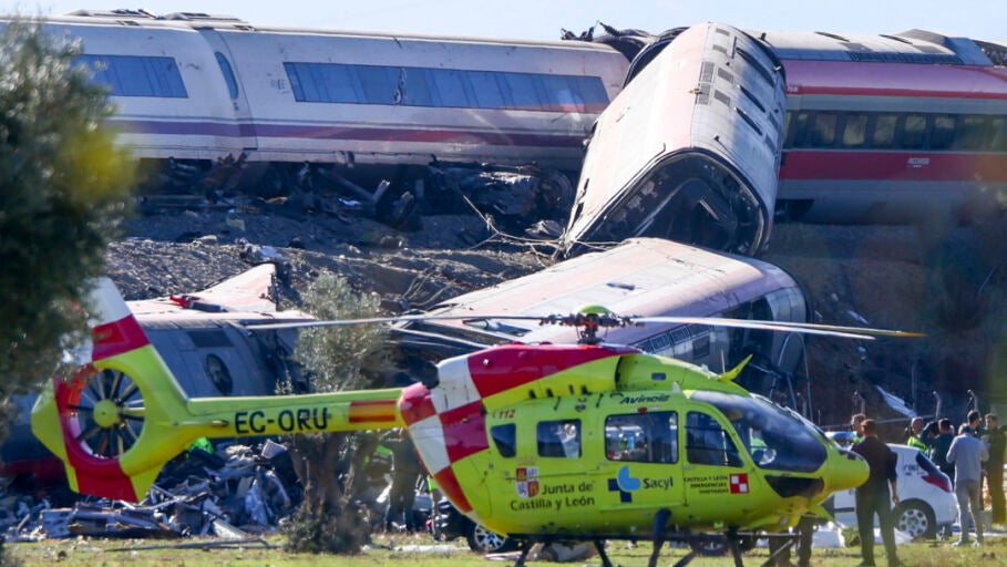Los equipos de rescate trabajan en el lugar del accidente en Urda/ EFE/Ismael Herrero