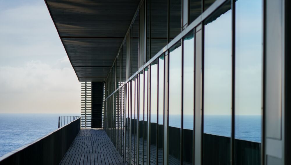 El mar Mediterrani i l'horitzó, vistos des de l'edifici del Parc de Recerca Biomèdica de Barcelona