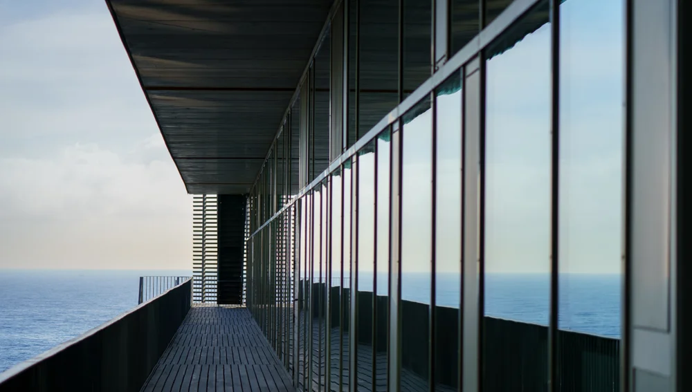 El mar Mediterrani i l'horitzó, vistos des de l'edifici del Parc de Recerca Biomèdica de Barcelona El mar Mediterrani i l'horitzó, vistos des de l'edifici del Parc de Recerca Biomèdica de Barcelona