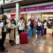 Varios pasajeros haciendo cola frente a Renfe para cancelar sus billetes Varios pasajeros haciendo cola frente a Renfe para cancelar sus billetes