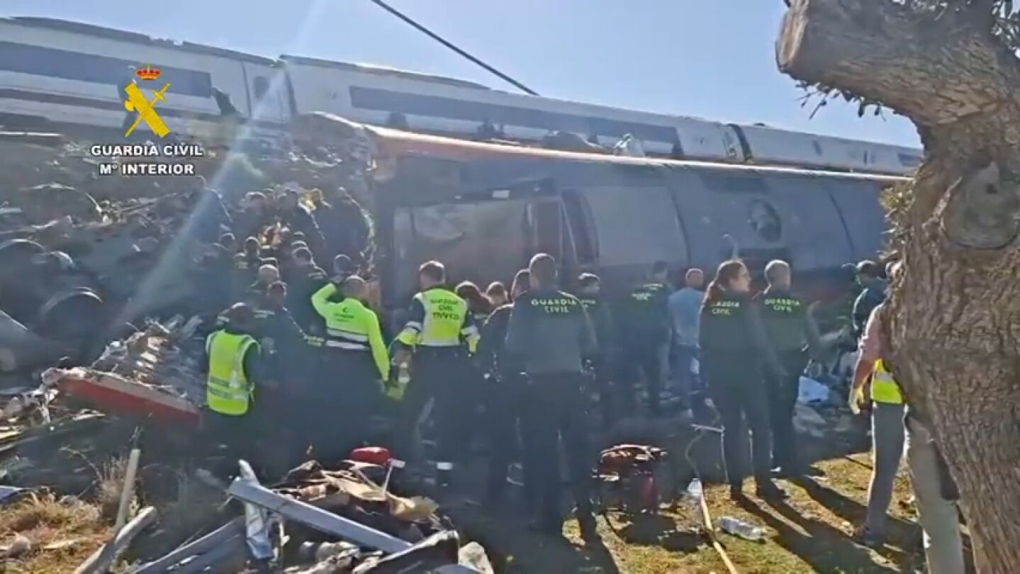 Las imágenes de los servicios de emergencia trabajando en el rescate de los trenes siniestrados en Urda
