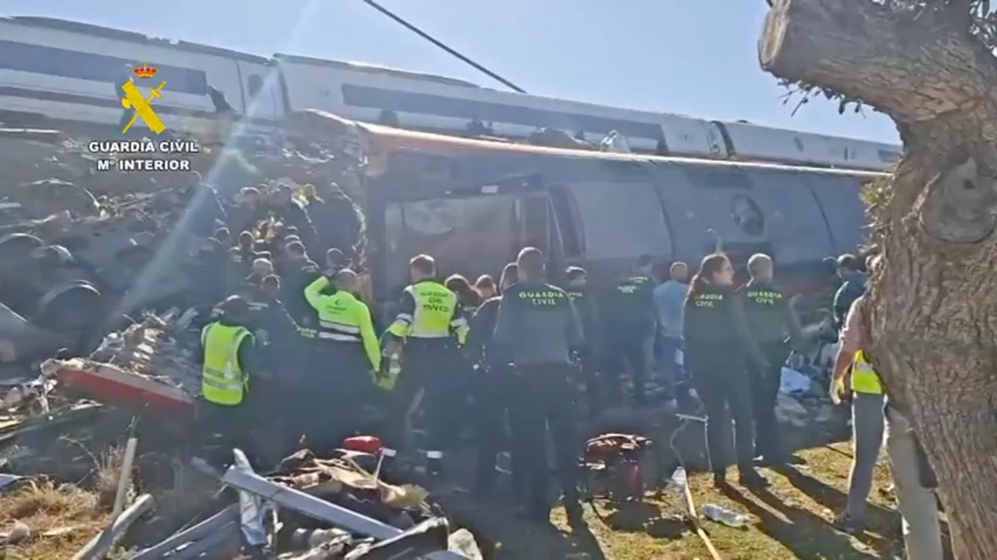 Las imágenes de los servicios de emergencia trabajando en el rescate de los trenes siniestrados en Urda Las imágenes de los servicios de emergencia trabajando en el rescate de los trenes siniestrados en Urda