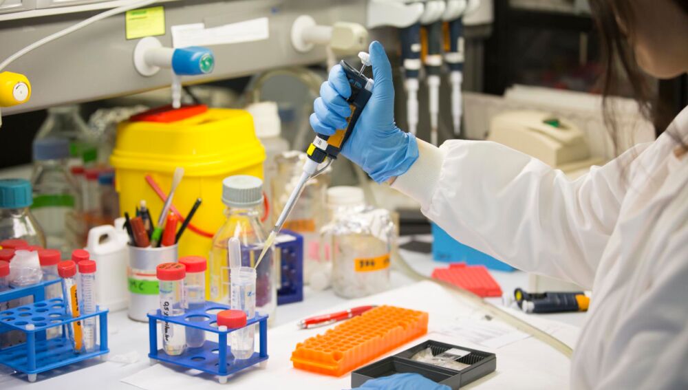 Una científica treballant al Parc de Recerca Biomèdica de Barcelona, no el 60% són dones