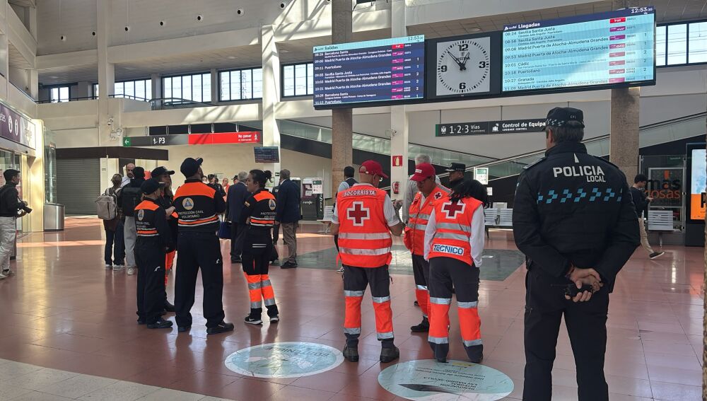 Agentes de Policía Nacional y de Protección Civil en la estación del AVE de Ciudad Real