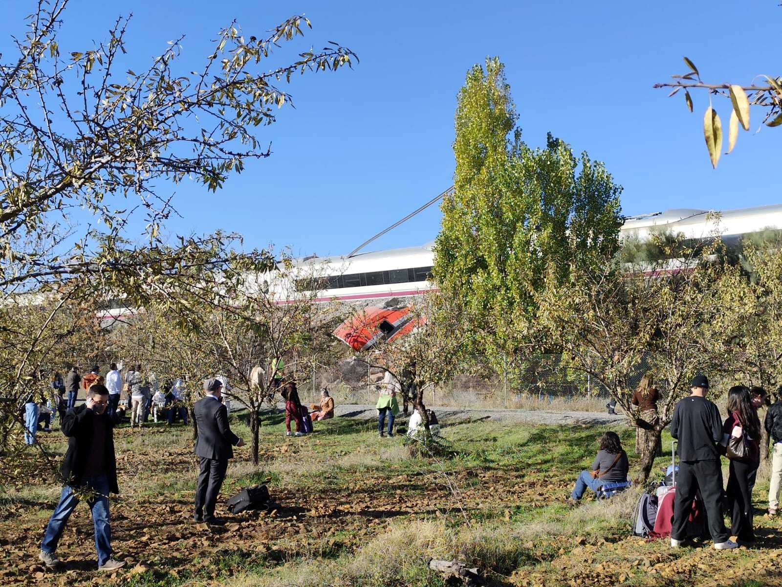 Imagen de uno de los dos vagones del tren caído por un terraplén. Imagen de uno de los dos vagones del tren caído por un terraplén.