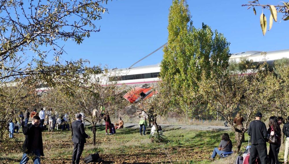 Imagen de uno de los dos vagones del tren caído por un terraplén. 