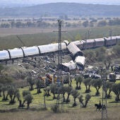 Los servicios de emergencias durante sus labores de atención y rescate en el accidente de tren en Urda