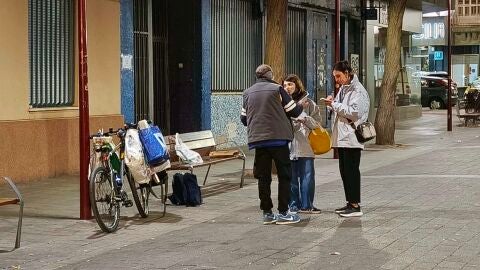 Voluntarios hablan con una persona sin techo