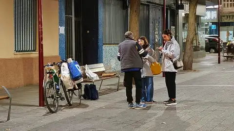 Voluntarios hablan con una persona sin techo Voluntarios hablan con una persona sin techo