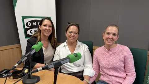 De izquierda a derecha: Layla García, Lara Núñez y Estefanía Lumbreras, asociadas de Disfrutea y madres de la AFA del colegio '4x4' de Son Morro de Palma De izquierda a derecha: Layla García, Lara Núñez y Estefanía Lumbreras, asociadas de Disfrutea y madres de la AFA del colegio '4x4' de Son Morro de Palma