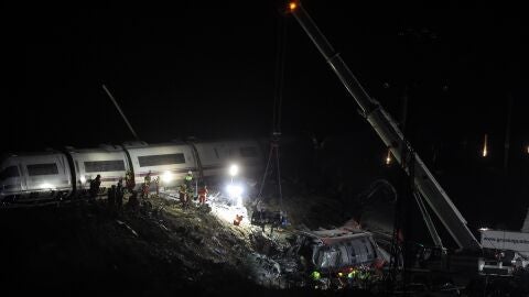 Agentes de los Servicios de Emergencias trabajan en el lugar de los hechos, a 28 de octubre de 2026, en Urda, Toledo, Castilla-La Mancha (Espa&ntilde;a)