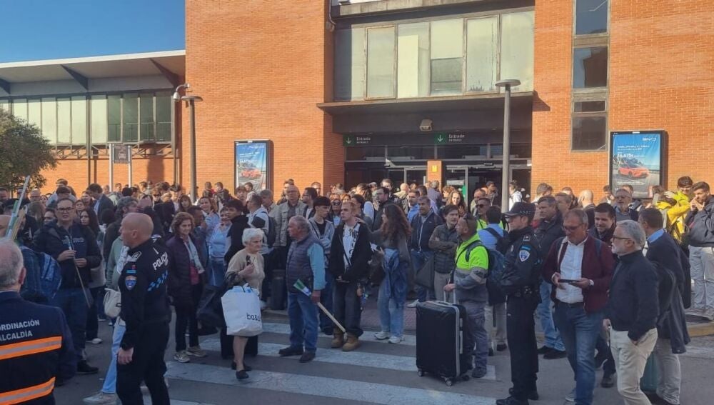 Pasajeros en la estación de Puertollano afectados por el accidente