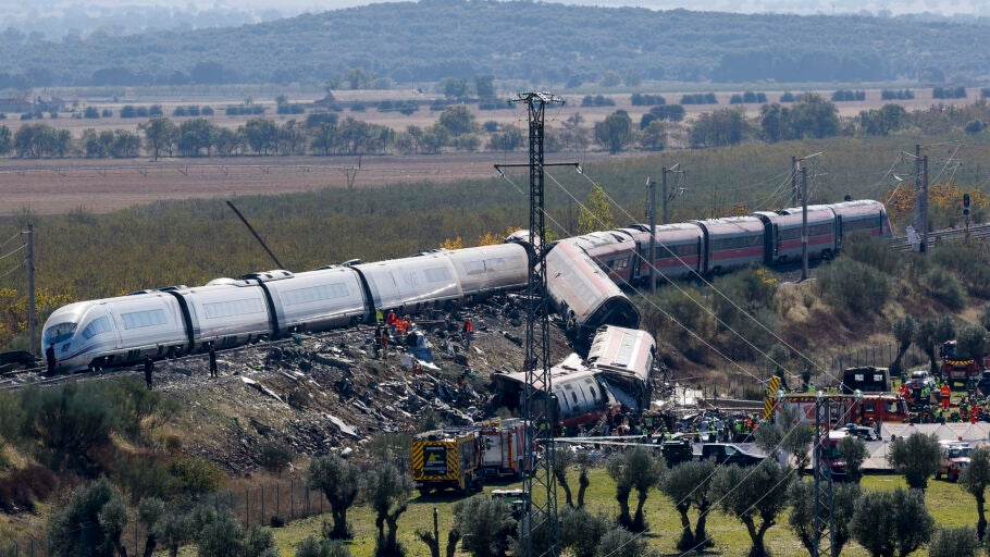 Servicios de emergencia y miembros de la Guardia Civil trabajan en el lugar del accidente de dos trenes de alta velocidad, uno de Renfe y otro de Iryo, que han colisionado a primera hora de este mi&eacute;rcoles a la altura de la estaci&oacute;n de Urda (Toledo)