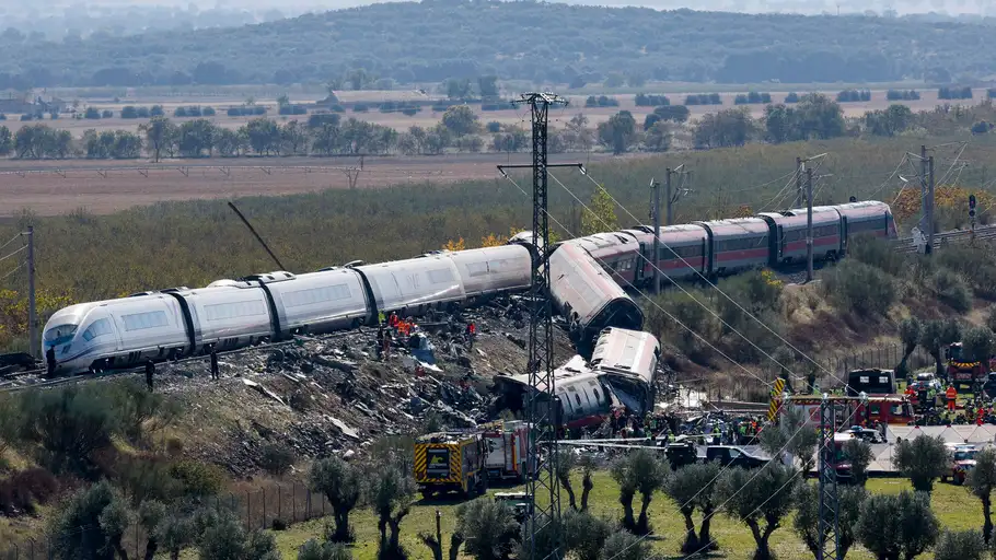 Servicios de emergencia y miembros de la Guardia Civil trabajan en el lugar del accidente de dos trenes de alta velocidad, uno de Renfe y otro de Iryo, que han colisionado a primera hora de este miércoles a la altura de la estación de Urda (Toledo) Servicios de emergencia y miembros de la Guardia Civil trabajan en el lugar del accidente de dos trenes de alta velocidad, uno de Renfe y otro de Iryo, que han colisionado a primera hora de este miércoles a la altura de la estación de Urda (Toledo)