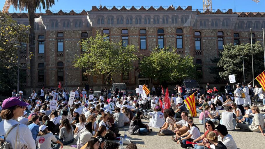 Els metges inicien una vaga indefinida per reclamar millores laborals i un conveni propi