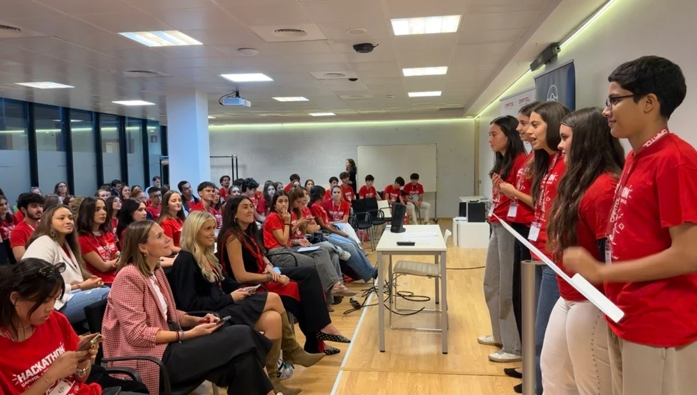 Más de 90 estudiantes de siete centros compiten en el primer Hackathon Capitol x The Black Turtle. Más de 90 estudiantes de siete centros compiten en el primer Hackathon Capitol x The Black Turtle.
