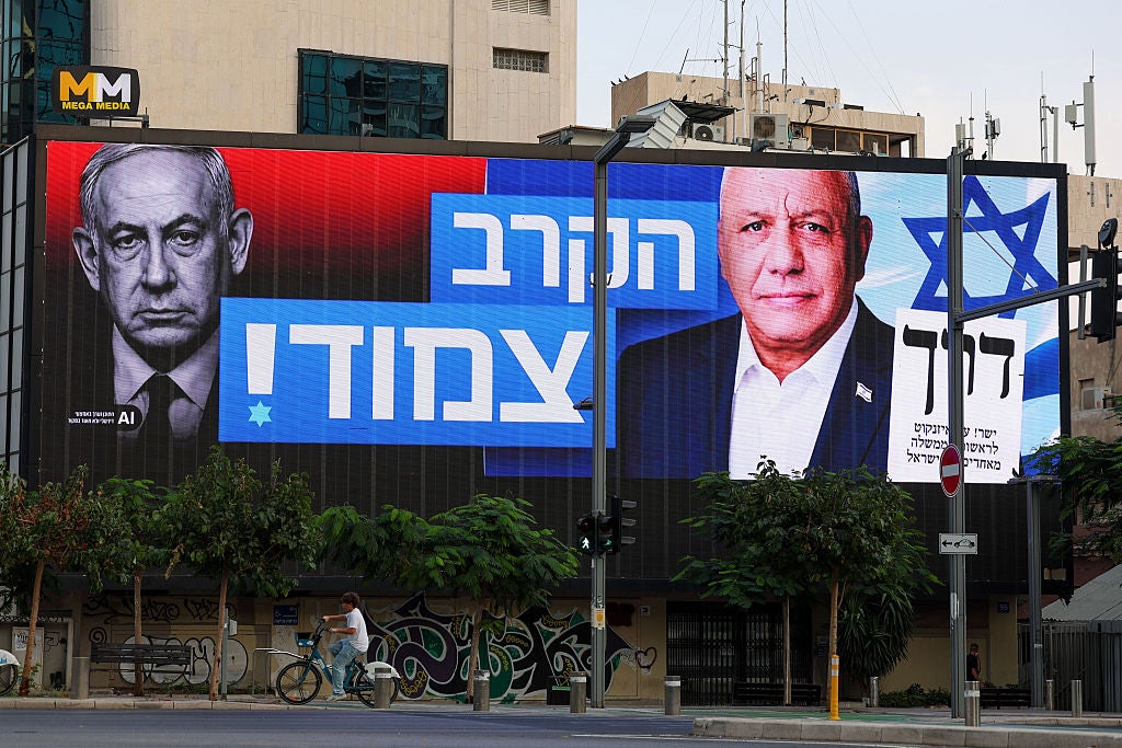 Se observan carteles de Gadi Eisenkot —exjefe del Estado Mayor de Israel y líder del partido Yashar— (a la derecha) y de Benjamin Netanyahu —primer ministro y líder del partido Likud— (a la izquierda), a medida que se intensifican las campañas electorales a dos días de la votación. Los carteles de los candidatos aparecen exhibidos en vallas publicitarias y edificios a lo largo de las calles, de cara a las elecciones a la Knéset programadas para el 27 de octubre; la imagen fue captada en Tel Aviv, Israel, el 25 de octubre de 2026. Se observan carteles de Gadi Eisenkot —exjefe del Estado Mayor de Israel y líder del partido Yashar— (a la derecha) y de Benjamin Netanyahu —primer ministro y líder del partido Likud— (a la izquierda), a medida que se intensifican las campañas electorales a dos días de la votación. Los carteles de los candidatos aparecen exhibidos en vallas publicitarias y edificios a lo largo de las calles, de cara a las elecciones a la Knéset programadas para el 27 de octubre; la imagen fue captada en Tel Aviv, Israel, el 25 de octubre de 2026.