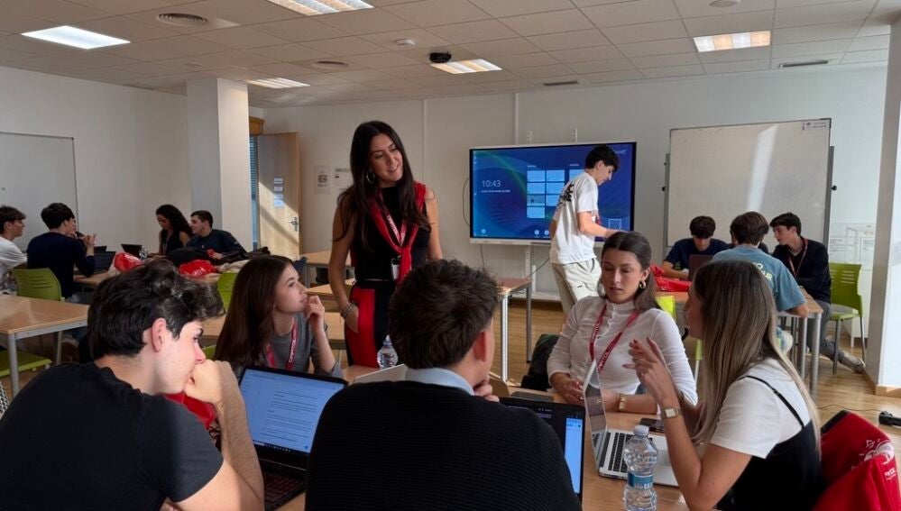 Más de 90 estudiantes de siete centros compiten en el primer Hackathon Capitol x The Black Turtle.