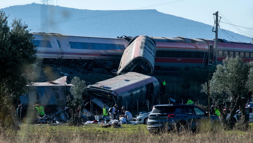 Agentes de los Servicios de Emergencias trabajan en el lugar del accidente de tren en Urda/ Juanma Jiménez / Europa Press Agentes de los Servicios de Emergencias trabajan en el lugar del accidente de tren en Urda/ Juanma Jiménez / Europa Press