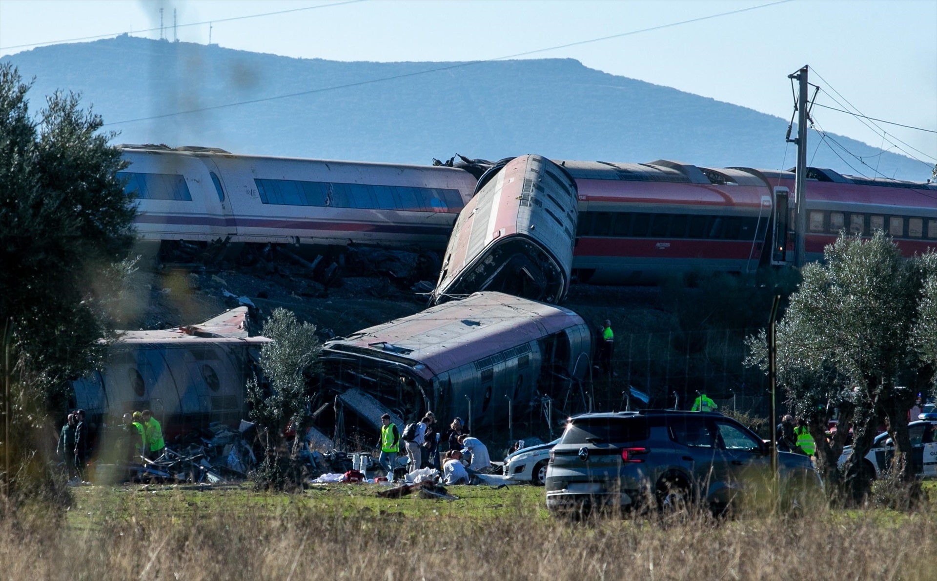 Agentes de los Servicios de Emergencias trabajan en el lugar del accidente de tren en Urda Agentes de los Servicios de Emergencias trabajan en el lugar del accidente de tren en Urda