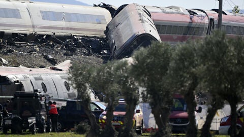Los servicios de emergencias atendiendo a los afectados por el accidente de tren en Urda (Toledo)