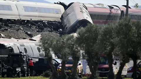 Los servicios de emergencias atendiendo a los afectados por el accidente de tren en Urda (Toledo) Los servicios de emergencias atendiendo a los afectados por el accidente de tren en Urda (Toledo)