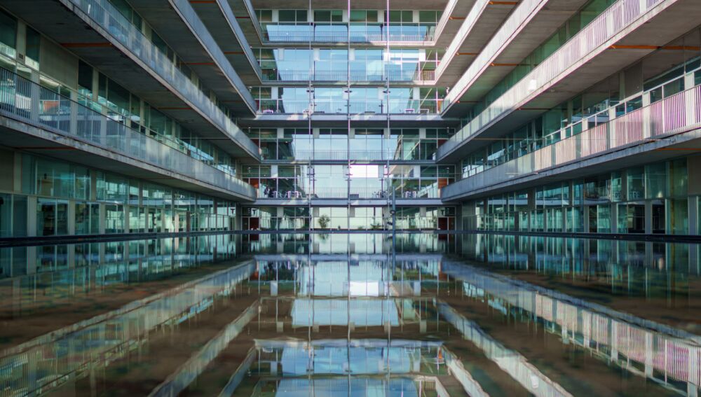 Una perspectva del forat central de l'edifici del Parc de Recerca Biomèdica de Barcelona