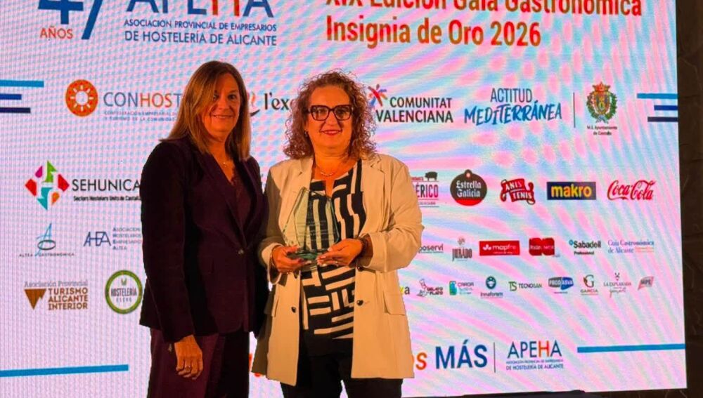 Encarni Infantes, del Restaurante Los Infantes en Almoradí, reconocida con el Premio Mujer Emprendedora por la Asociación Provincial de Empresarios de Hostelería de Alicante