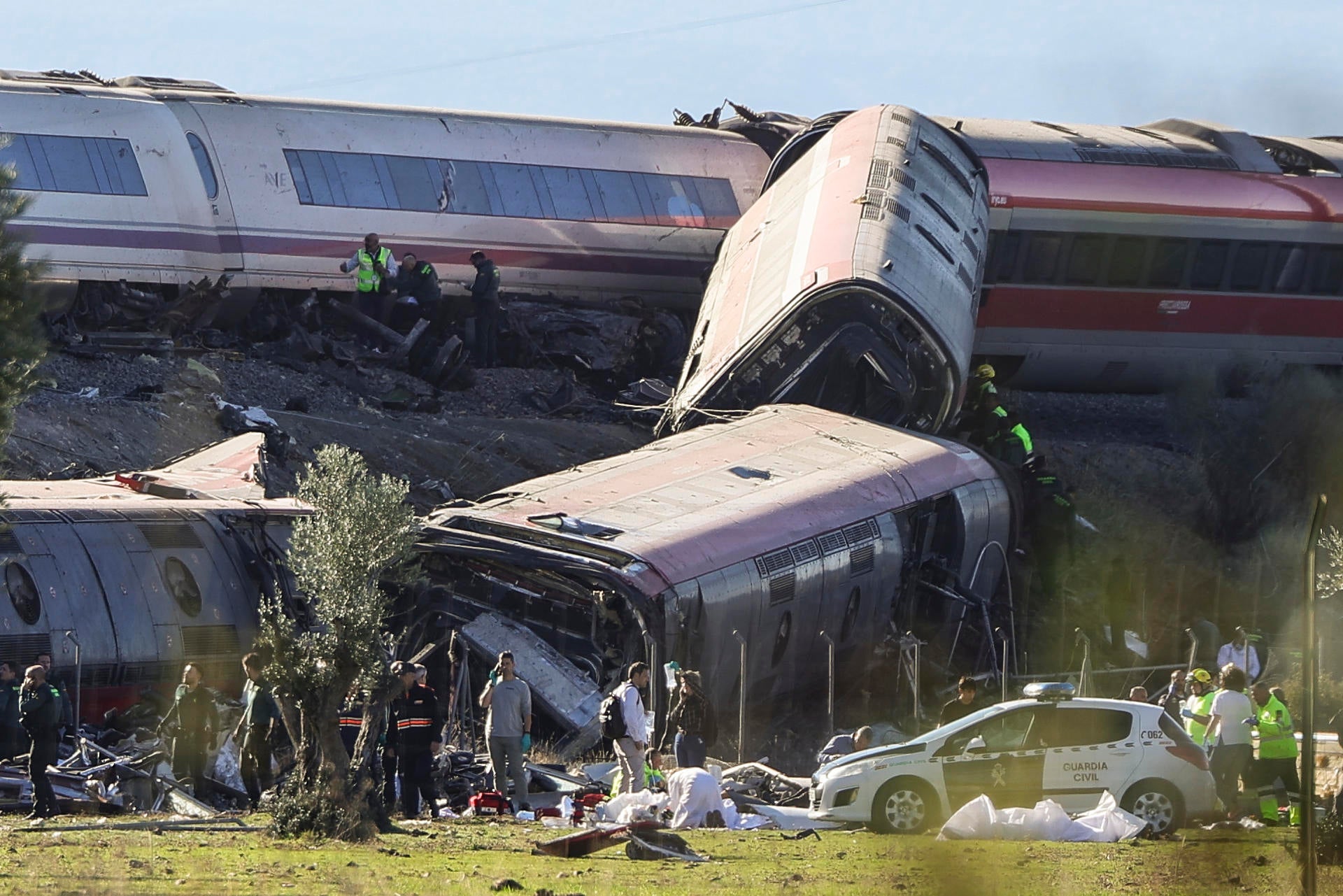 Dos trenes de alta velocidad, uno de Renfe y otro de Iryo, han colisionado a primera hora de este miércoles a la altura de la estación de Urda (Toledo), según han informado a EFE fuentes del servicio de emergencias 112, que han indicado que dos vagones han caído por un terraplén. Dos trenes de alta velocidad, uno de Renfe y otro de Iryo, han colisionado a primera hora de este miércoles a la altura de la estación de Urda (Toledo), según han informado a EFE fuentes del servicio de emergencias 112, que han indicado que dos vagones han caído por un terraplén.