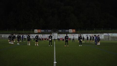 Minuto de silencio del Real Valladolid en el campo de El Bayu