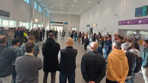 En la estación de tren de A Coruña se guardaron cinco minutos de silencio por las víctimas de Urda Participaron un centenar de trabajadores de ADIF y RENFE