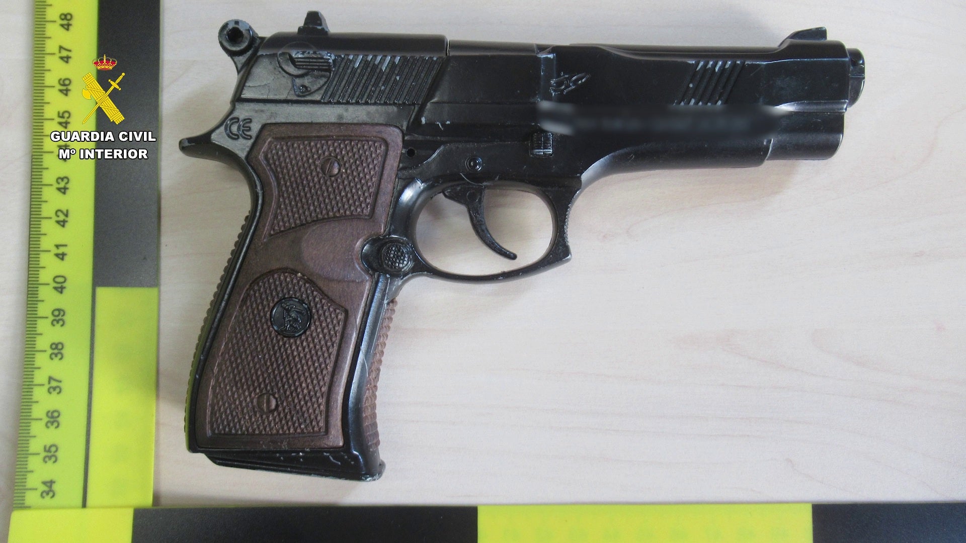 El arma incautada al atracador El arma incautada al atracador