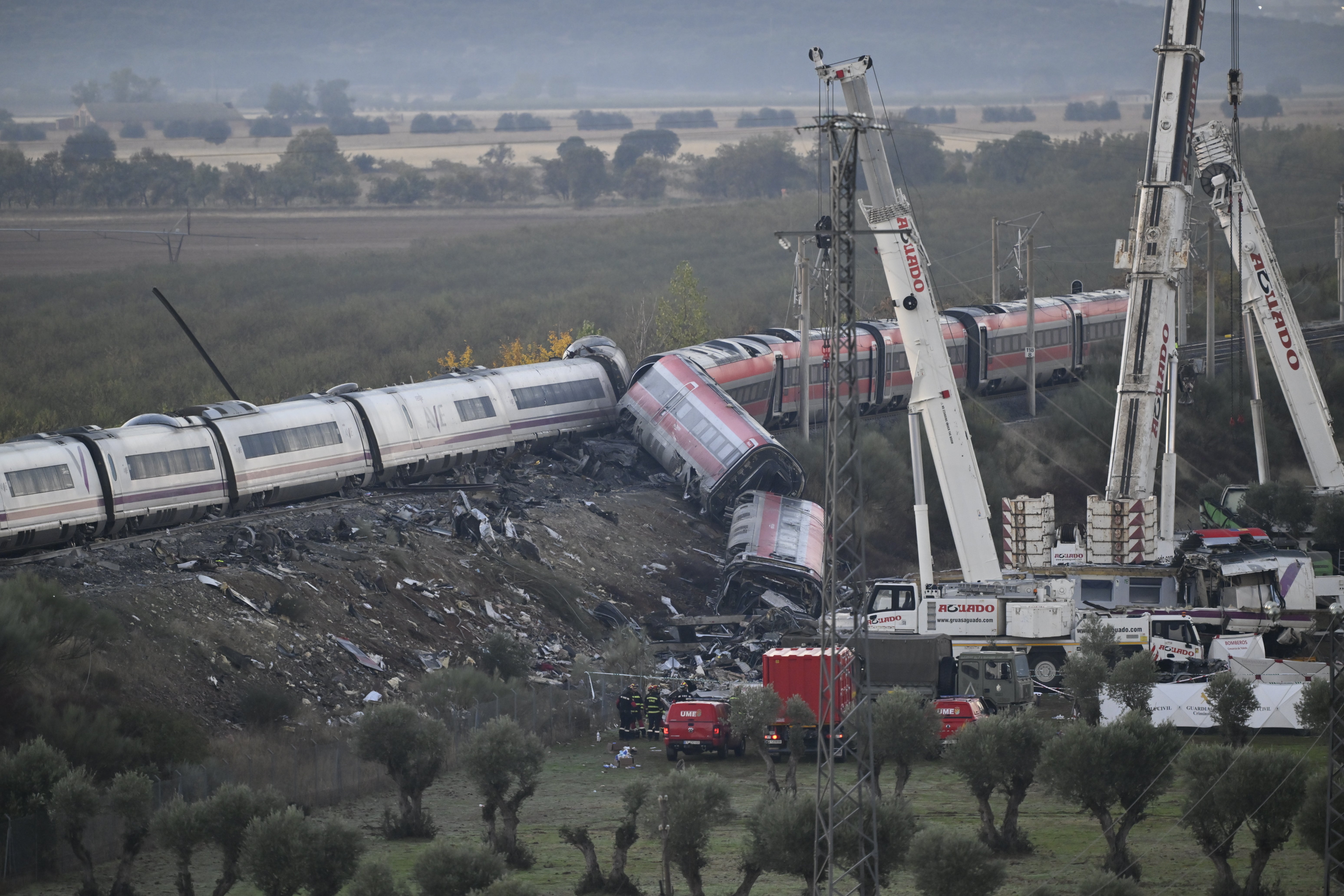 Imagen de las grúas trabajando en el accidente de tren en Urda. Imagen de las grúas trabajando en el accidente de tren en Urda.