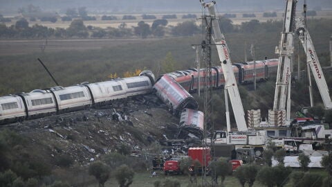 Imagen de las gr&uacute;as trabajando en el accidente de tren en Urda.